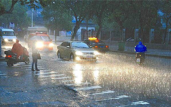 雨天开车安全，记住这些知识点