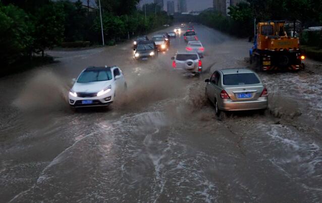 雨天开车安全，记住这些知识点