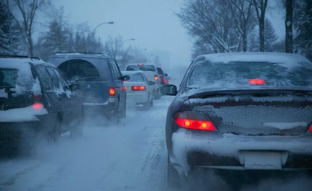 冬季行车安全注意事项要记牢，冰雪路面缓慢行车